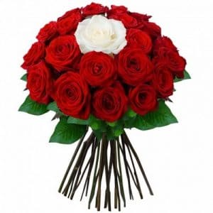 Bernadette - Bouquet rond de roses rouges et une blanche solitaire