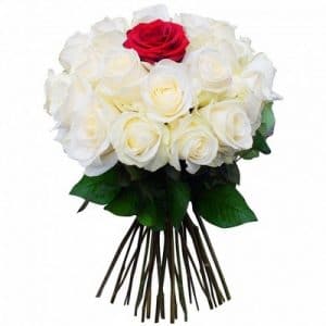 Bertha - Bouquet rond de roses blanches et une rouge solitaire.