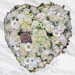 Patricia - Cœur de roses blanches et autres fleurs.