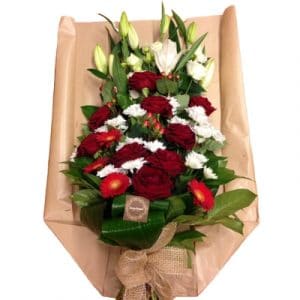 Garence - Gerbe à main avec des roses rouges