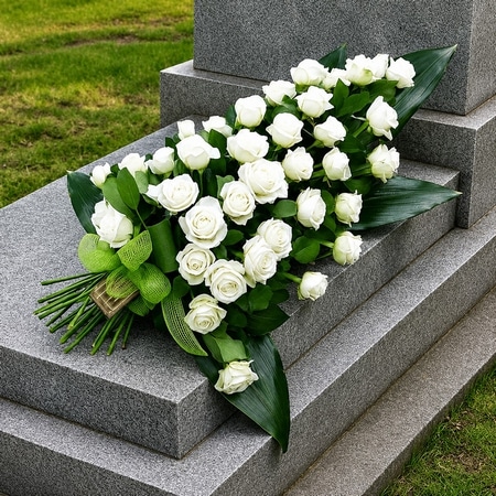 Gerbe piquée de roses blanches fraîches pour enterrement, symbole de pureté et de paix, réalisée par un artisan fleuriste, Carine Sannier, et livrée sur le lieu de votre choix (crématorium, funeranium, église.