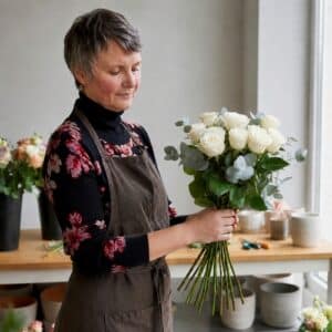 Votre bouquet de roses blanches livré directement chez votre bien aimée par ce fleuriste de Boulogne sur Mer, Carine Sannier.