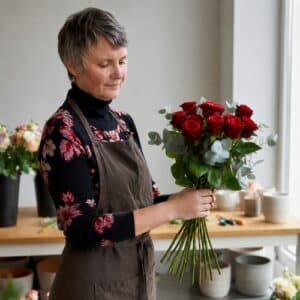 Exprimez vos sentiments avec intensité grâce à notre bouquet de roses rouges, emblème de la passion. Chaque création est façonnée avec passion par notre Maître artisan fleuriste, Carine Sannier. Profitez d'une livraison rapide de fleurs fraîches à Boulogne-sur-Mer et dans ses alentours. Besoin d'un écrin pour vos fleurs ? Découvrez nos vases dans la rubrique « Accessoires et décoration ». Pour toute question, notre équipe est à votre écoute au 03.21.80.10.02, aux horaires d'ouverture.