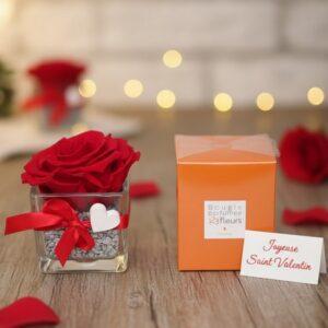 Saint Valentin : tête à tête de rose rouge éternelle et bougie parfumée.
