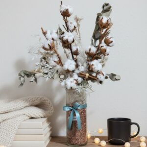 Versailles : bouquet de fleurs séchées avec vase.
