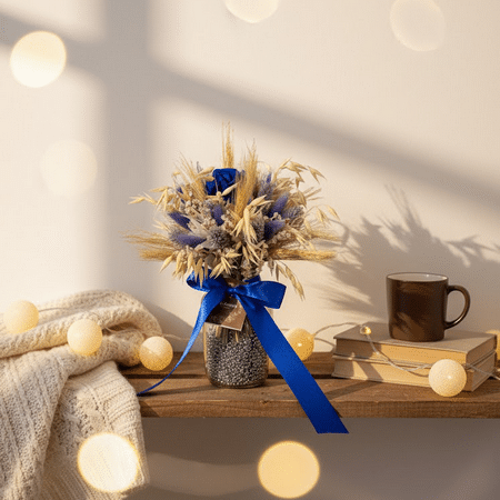 Vincennes : bouquet de fleurs séchées et rose lyophilisée avec vase.