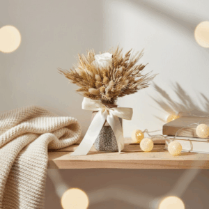 Vouvray : bouquet de fleurs séchées avec vase.