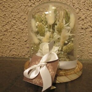 Blanc : cloche 12 x 16 de fleurs séchées avec rose lyophilisée