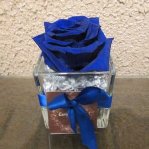 Bleu : rose bleue dans une verrerie