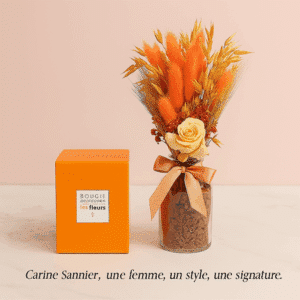 Bougie et vase de fleurs séchées.