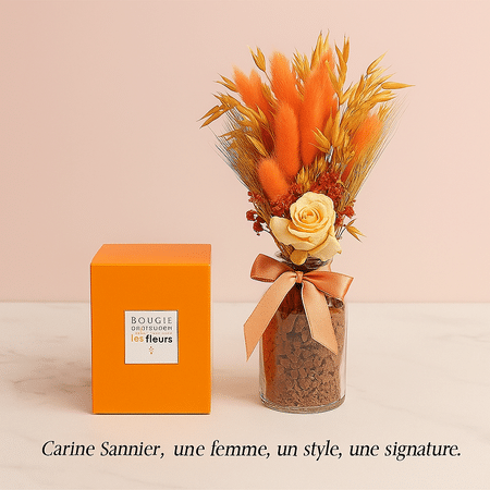 Bougie et vase de fleurs séchées.