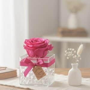 Rose vif : rose fuschia dans une verrerie