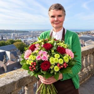 Bouquet de fleurs fraîches composé de roses rouges et roses, de fleurs délicates et de feuillages, réalisé par votre maître fleuriste à Boulogne-sur-Mer