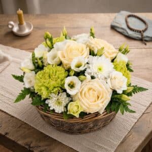 Grégoire - Assemblage de fleurs - Blanc et vert (Avec ou sans ruban deuil)