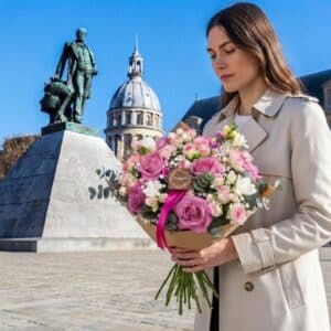 Bouquet de roses roses et fleurs blanches à Boulogne-sur-Mer. Une création romantique et élégante photographiée devant la statue de Mariette.